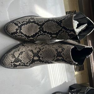 Never worn boots 8.5